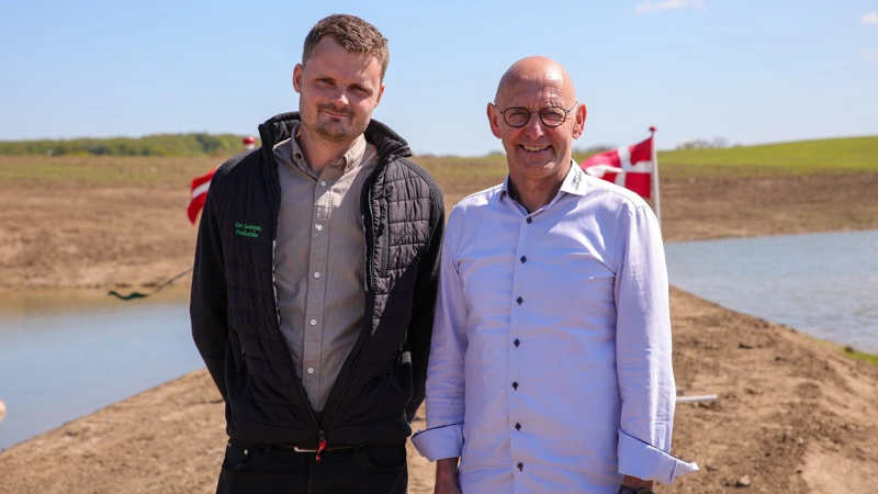 Indvielsen begyndte med en velkomsttale ved skolens forstander Bjarne Ebbesen (th.).
Herefter holdt Anders Sørensen, formand for Sønderjysk Familielandbrug, tale. Fotos: Gråsten Landbrugsskole