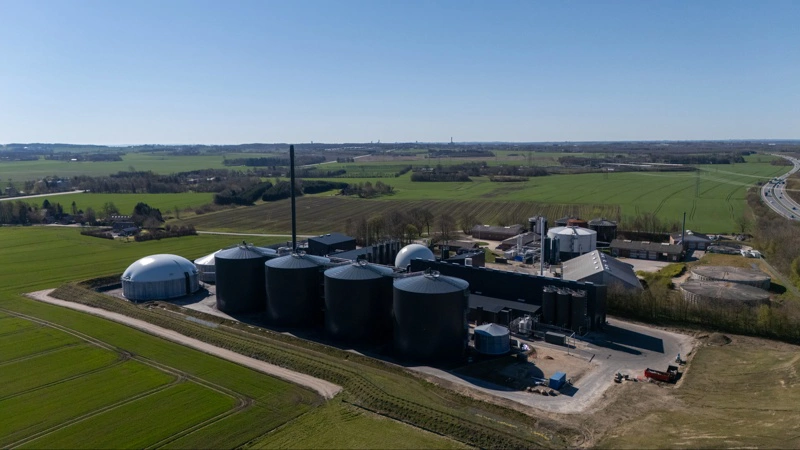 Det nye biogasanlæg ved Trige nord for Aarhus er nu officielt indviet. Anlægget ejes af Shell Biogas og markerer en markant udvidelse af kapaciteten på stedet. Foto: Shell Biogas