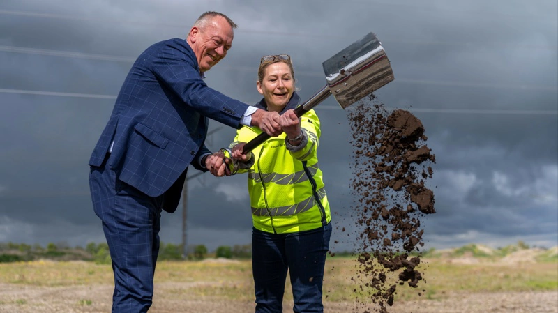 Jan Riber Jakobsen, der er borgmester i Aabenraa kommune, stod for det første spadestik til den nye højspændingsstation i Kassø sammen med Nina Høegh Jensen, direktør i Eltransmission i Energinet. Foto: Energinet