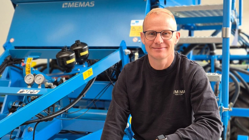 Brian Bay vil handle på dagen. Derfor giver han et godt tilbud på flere maskiner. Blandt andet denne Lemken såmaskine. Den sidste af den gamle model. - Det er først til mølle, siger Brian Bay. Fotos: Tenna Bang