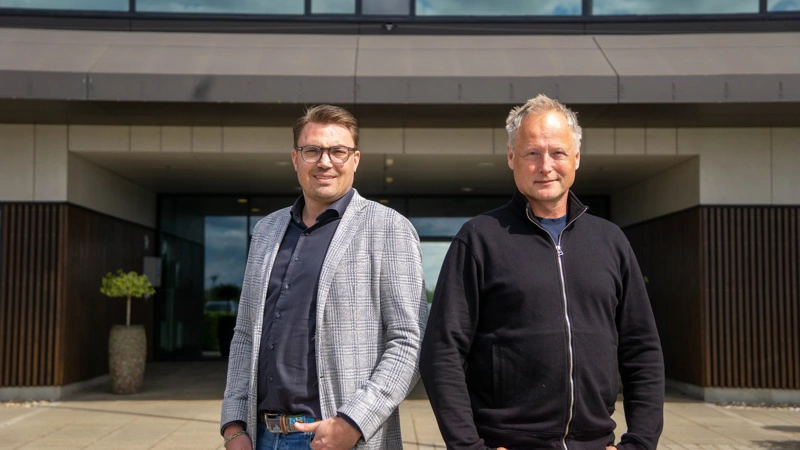 Michael Hyldgaard (tv.) og Søren Bredvis (th.) kalder hinanden for forskellige, men mener det har været en styrke i deres nuværende arbejde. Foto: Søren Nørgaard