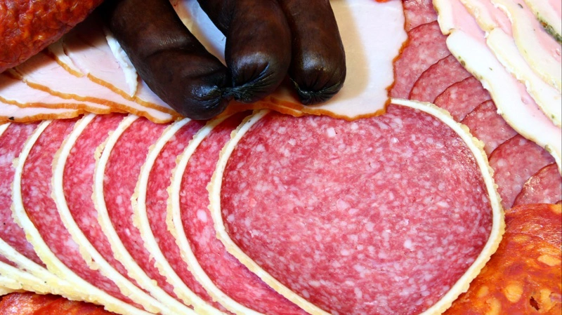 Kødindtaget blandt dem, der spiser magert kød, ligger på 840 gram pr. uge, mens de, der overvejende spiser fedtholdigt kød, spiser 990 gram kød pr. uge. Anbefalingen i De officielle Kostråd er 350 gram om ugen. Foto: Colourbox