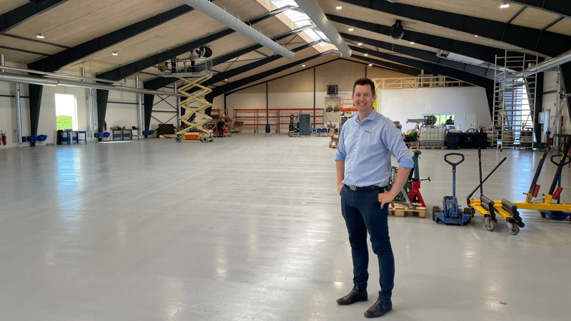 Driftsdirektør Henrik Thomsen i den nye værkstedshal i Mern, hvor Danish Agro Machinery samler reservedelslager, værkstedsfaciliteter og servicekompetencer for kunderne på Sjælland og øerne. Foto: Danish Agro Machinery
