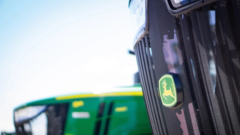 Mindre landbrugsmaskiner samt entreprenør- og skovudstyr løfter John Deere, som fastholder milliardforventninger trods modvind. Arkivfoto: Daniel Barber