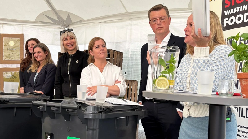 Der var både smil og alvorlige ord i debatten om madspild. Fra venstre: Madredaktør Mette Mølbak, Kristina Steenfeldt Madsen, direktør for bæredygtighed i Jespers Torvekøkken, Selina Juul, stifter og bestyrelsesformand for Stop Spild Af Mad, Susie Jessen, folketingsmedlem for Danmarksdemokraterne, Kasper Roug, folketingsmedlem for Socialdemokratiet, og Anne Ginderskov Hansen, direktør i APPLiA Danmark, der kyndigt styrede debatten. Foto: APPLiA Danmark