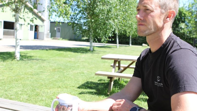 Det ånder fra fred og ro »før stormen« i picnic-området hos Davidsen Landbrug i Grindsted. 3F har varslet sympatikonflikt, så Kent Davidsen måske ikke får hentet sin mælk allerede fra i næste uge. Kent Davidsen har blot ikke modtaget varslingen, som 3F udelukkende har valgt at sende til DA, som landmanden ikke er medlem af. Fotos: Anne Wolfenberg