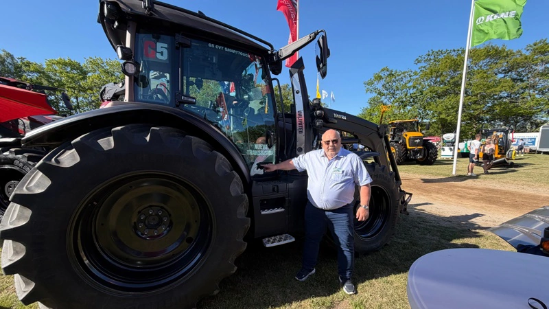 Sælger Jørgen Jørgensen fra Rasmus Degn A/S ved den nye Valtra G135 CVT, der fik Danmarkspremiere på Roskilde Dyrskue. Foto: Per Jørgensen