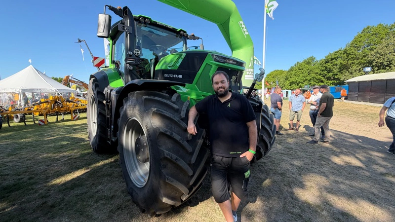 Bo Moisen, der er salgs- og produktmanager hos Moni Worldwide, ses her foran den nye Deutz-Fahr 8340 TTV på Roskilde Dyrskue. Modellen yder 340 hk og får her sin danske dyrskuepremiere. Foto: Per Jørgensen