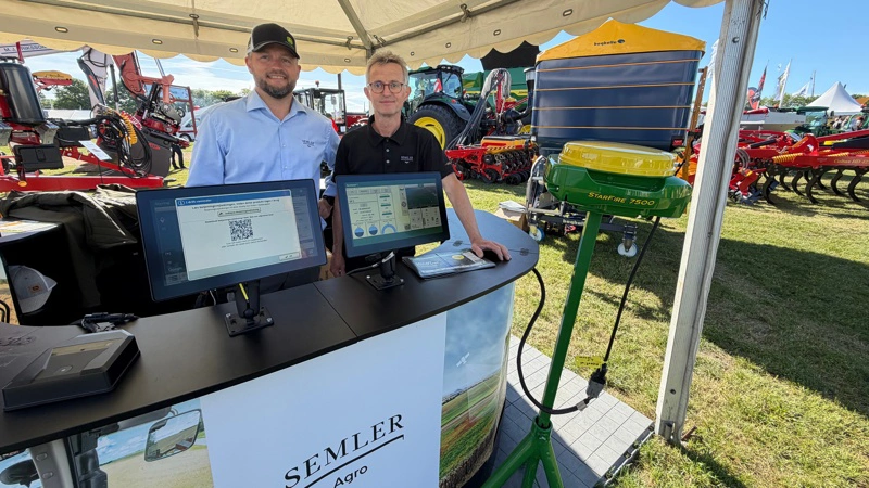 Semler Agro havde på Roskilde Dyrskue indrettet et mindre præcisionshjørne på standen, hvor GreenStar-displayet og StarFire-teknologien blev vist frem. På billedet ses specialisterne Martin Kongsgaard, (tv.), og Christian Mogensen, begge Semler Agro. Foto: Per Jørgensen
