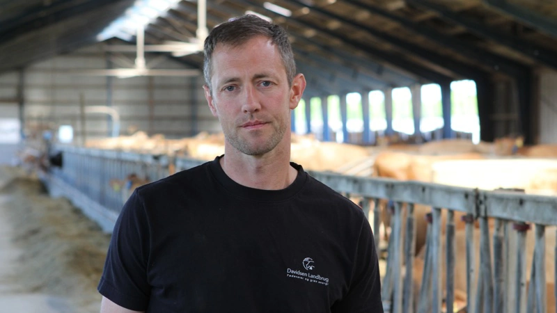 Mælkeproducent Kent Davidsen, Davidsen Landbrug, har haft overenskomst i ti år og afviser at skifte aftalepartner trods 3F's blokade. - Jeg synes ikke, trusler er det bedste fundament for et fremtidigt samarbejde, siger han. Foto: Anne Wolfenberg