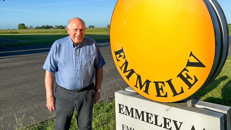 I 2025 valgte Bjarne Simonsen at træde tilbage efter mere end 50 år i ledelsen som administrerende direktør og bestyrelsesformand hos Emmelev. Men han møder fortsat op hver morgen på kontoret og tager sin del af arbejdet på familievirksomheden. Foto: Karsten Himmelstrup