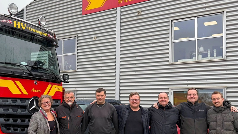 Ejerkredsen i HV-transport. Fra venstre: Esther H. Jørgensen, Poul Jørgensen, Jan O. Sinkjær, Rasmus De Klerk Jørgensen, Simon H. Jørgensen, Nikolaj S. Jørgensen og Johan S. Jørgensen. Foto: HV-transport
