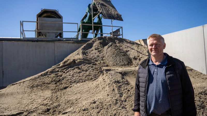 Jacob Bjerrum investerede i efteråret 2025 i et sandsepareringsanlæg fra Mavasol, som har sparet ham en halv million kroner. Fotos: Søren Nørgaard