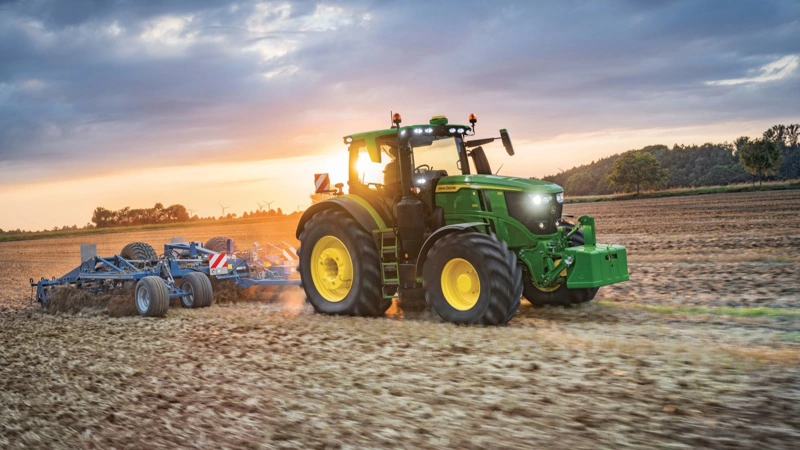 Traktorstatistikken for maj 2026 viser fortsat fremgang i nyregistreringerne, hvor markedet samlet ligger næsten 12 procent foran samme periode sidste år. John Deere topper både maj måned og år-til-dato-statistikken, mens 200 hk-segmentet også holder sig over niveauet fra 2025. John Deere 6R 250 er Danmarks mest solgte traktormodel i Danmark 2026. 24 stykker og det svarer til en markedsandel på 5,13 procent. Arkivfoto