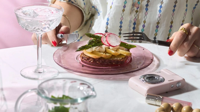 Ny undersøgelse viser delte holdninger til den danske madklassiker. Nu forsøger Fuldkornspartnerskabet og kokken Umut Sakarya at give smørrebrødet et moderne løft med nye smagsoplevelser og fokus på fuldkorn. Fotos: Fuldkornspartnerskabet