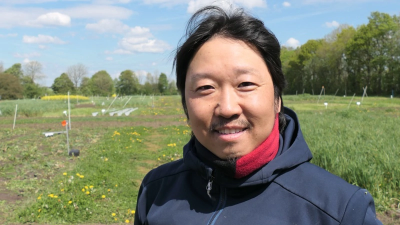 Forsker og lektor på AU Viborg, Eusun Han, er leder af forskningsprojektet PerennialTraits, der på en række forsøgsplots på nærliggende Foulumgård skal afdække flerårige kornafgrøders potentialer i Danmark. Foto: Bøje Østerlund