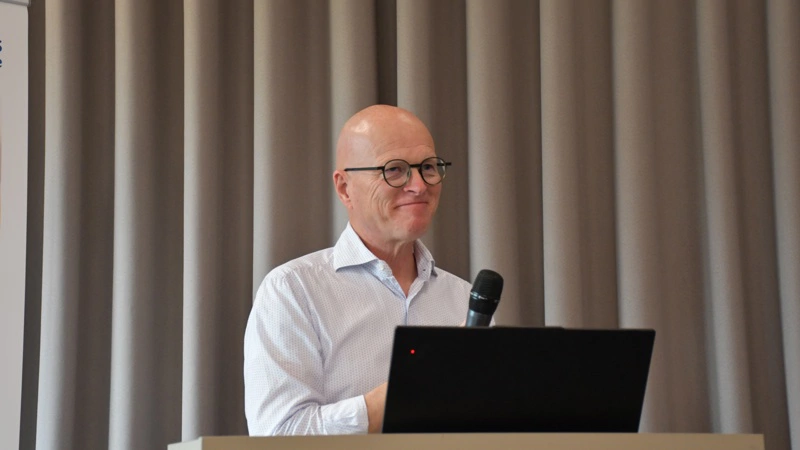 Adm. direktør Steen Bødtker bød velkommen, da Hendrix Genetics Swine onsdag holdt faglig inspirationsdag i Fredericia. Foto: Camilla Bønløkke