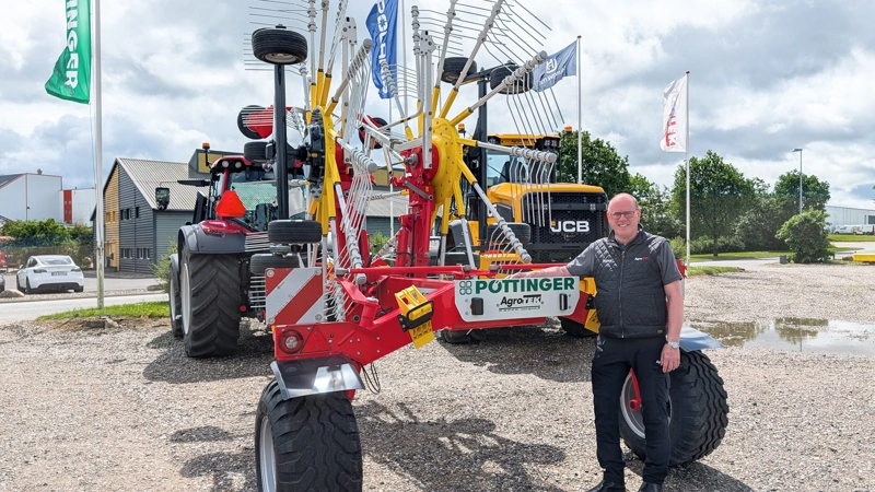 - Det er et bevidst valg, at vi har kogt vores program ned til få stærke brands, hvor vi så er eksperter, påpeger direktør og medejer Niels Vestergaard ved Valtra, Pöttinger og JCB-produkter. Fotos: Erik Hansen