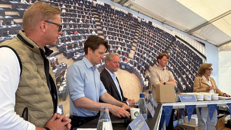 Niels Fuglsang (S) og Asger Christensen (V) til venstre var ikke ligefrem enige, da de diskuterede landbrugsstøttens niveau på Folkemødet. I panelet ses også Claes Bengtsson fra EU-Kommissionen, Rasmus Foss fra Tænketanken Europa samt moderator Mette Vibe Utzon. Fotos: Christian Ingemann