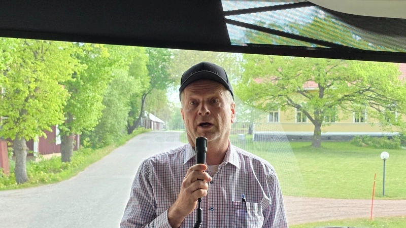 Timo Heikkla byder velkommen i bussen til sin bedrift i det sydvestlige Finland, som han har udviklet med meget fokus på dyrevelfærd og innovation. Fotos: Jørgen P. Jensen