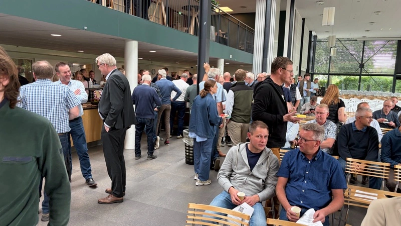 Allerede kl. 13 vrimlede det ind med producenter, selvom det officielle program først starter kl. 15. Lige nu vides det ikke, om salens 500 stole er nok til de mange griseproducenter. Fotos: Anne Wolfenberg