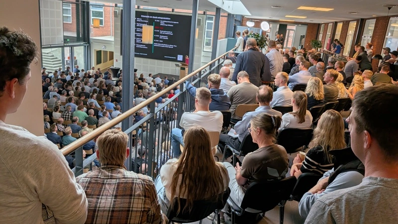 Den øverste etage måtte tages i brug for at få plads til alle, da Landsforeningen af Danske Svineproducenter onsdag afholdt krisemøde på Bygholm Landbrugsskole ved Horsens. Foto: Morten Ipsen