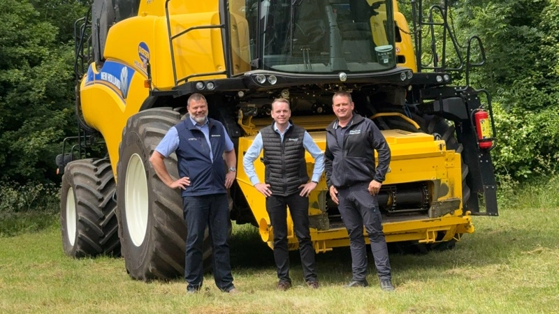 Christian Holst fra Mertz, Brian Bo Jensen fra S.D. Kjærsgaard og Jesper Jensen fra Nyboes Auto står bag den nye aftale, der gør Nyboes Auto til lokal servicepartner for New Holland-maskiner på Bornholm.