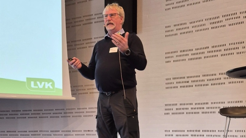 Chefdyrlæge Kenneth Krogh, LVK, er meget positiv over for græs i foderrationen til slagtekalve. Det giver blandt andet færre leverbylder. Foto: Tenna Bang