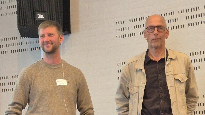Lasse Mølbye, Kjargaarden, og Mogens Vestergaard, Aarhus Universitet, fortalte om erfaringer fra både forskning og praksis, da de satte fokus på græs til slagtekalve ved Slagtekalvedagen 2026. Foto: Tenna Bang