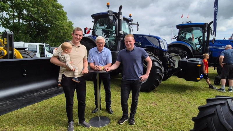 På Hjørring Dyrskue fik Lasse (tv.) og Steffen Schultz Andersen nøglerne af Børge Haugaard, Farmas, til deres nye New Holland-traktor. Foto: Tenna Bang