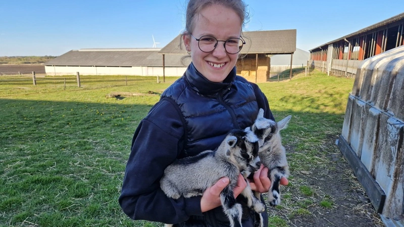 Rikke Solgaard Jensen er vild med geder. I år kan hun fejre 10-års jubilæum som gedeudstiller på Landsskuet. Fotos: Privat