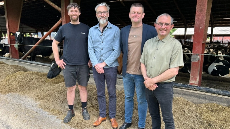 Ole Birk Olesen og Jens Meilvang (LA) på besøg på Bakkegården, som ejes og drives af formand for Djursland Landboforening, Mogens Hjort Jensen (th), sammen med Nikolaj Gitz Hansen (tv). Foto: Djursland Landboforening
