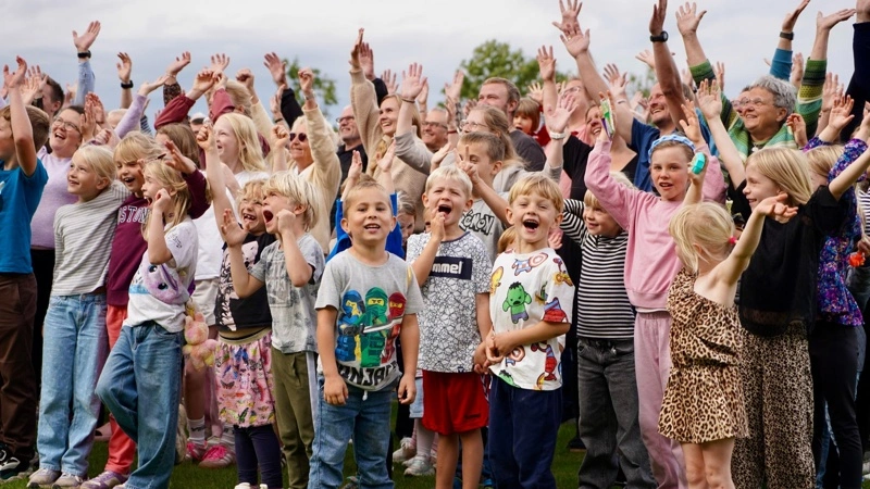 Kåringen af årets landsby er traditionelt forbundet med stor festivitas. Billedet her stammer fra sidste år, hvor Sennels i Thy blev kåret til årets landsby. Arkivfoto: Landdistrikternes Fællesråd