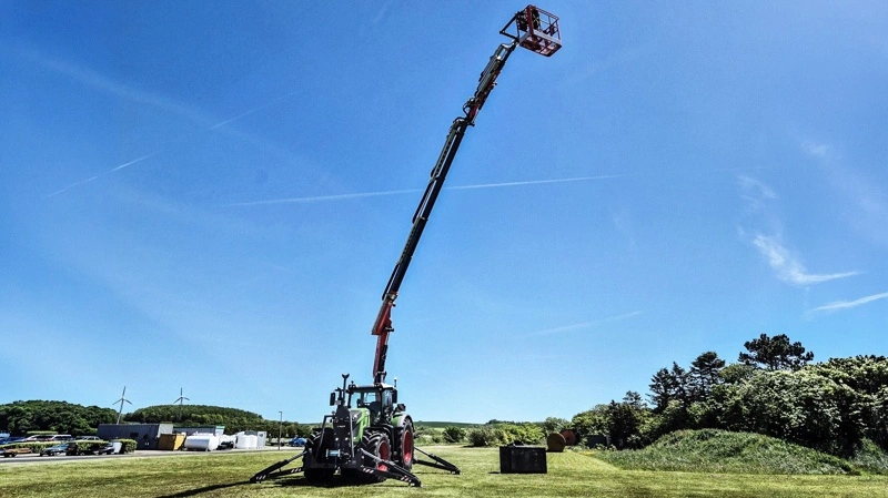 Den specialopbyggede Fendt 930 Vario med Fassi-kran kan løfte mandskab op i 31 meters arbejdshøjde. Maskinen er leveret af TBS til elnetselskabet N1 og skal bruges ved anlægs- og servicearbejde på elnettet, blandt andet ved højspændingsledninger. Pressefotos