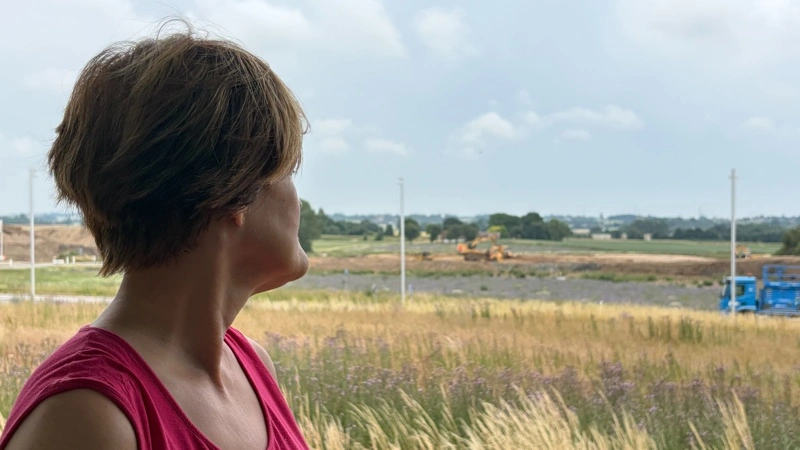 Ifølge Anne Wolfenberg arbejder fem store maskiner på arealet. Privatfoto