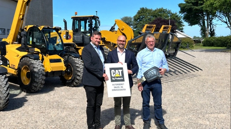 Med Caterpillar-maskinerne som markant bagtæppe markerer TBS Maskinpower og Zeppelin Danmark deres nye salgs- og serviceaftale. Fra venstre ses Martin Geiser, CEO i TBS Maskinpower, Christoph Lindhuber, administrerende direktør i Zeppelin Danmark, og Aksel Antonsen, CFO i TBS Maskinpower.
