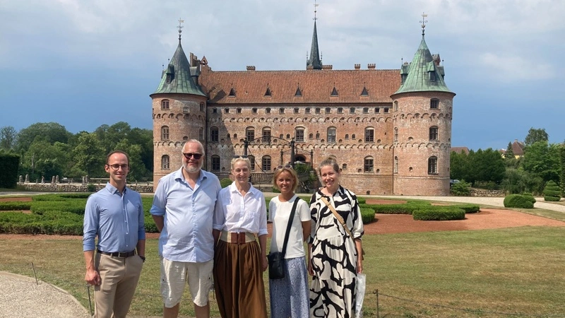 Museumsdirektør Kasper Steenfeldt Tipsmark fra Gammel Estrup med greve Michael Ahlefeldt-Laurvig-Bille og prinsesse Alexandra af Sayn-Wittgenstein-Berleburg fra Egeskov samt museumsinspektører Marie Aaberg Andersen og Marie Kirstine Elkjær fra Gammel Estrup ved et besøg på Egeskov i forbindelse med det nye formidlingssamarbejde mellem de to attraktioner. Foto: Gammel Estrup Danmarks Herregårdsmuseum