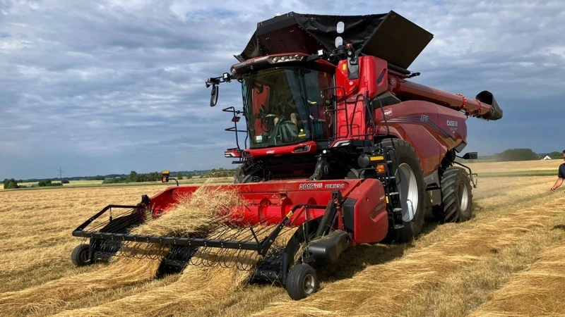 SDK tager i juli mejetærskeren Case IH AF10, der her ses i aktion, med på demo-tour på Sjælland, Lolland-Falster og Møn, hvor interesserede kan se maskinens kapacitet i marken.