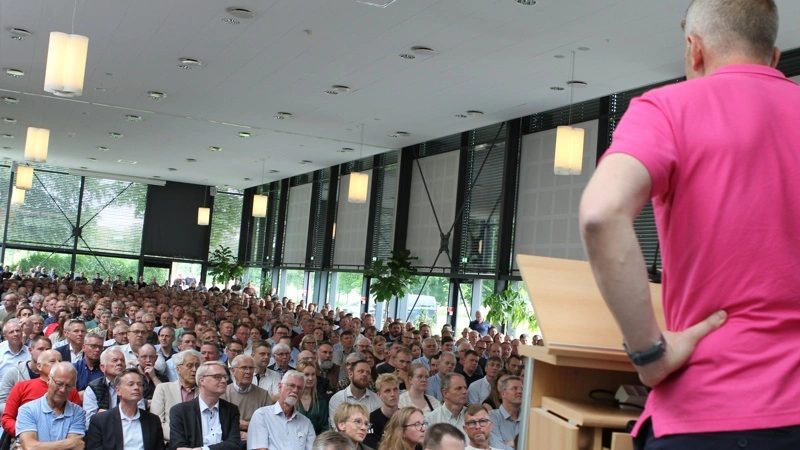 Der blev vist sammenhold, da Danske Svineproducenter afholdt krisemøde tidligere i år om griseproduktionen i fremtiden i Danmark. Sammenholdet fortsætter ind i grisefirparten. Arkivfoto: Anne Wolfenberg