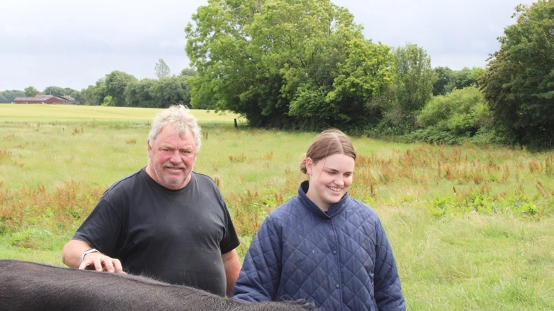 Mogens Rasmussen og Charlotte Rasmussen bruger meget tid på deres hobby: Deres besætning af Skotske Højlandskvæg tæller omkring 30 dyr, som bruges til naturpleje, avl og salg. Fotos Karsten Himmelstrup