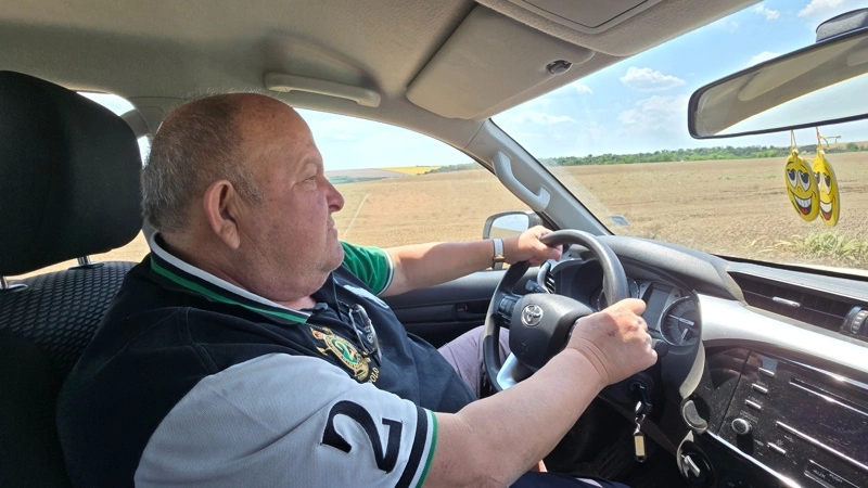 - Vores økonomi har været dårlig, siden vi kom i EU. Vi har hele tiden fået en lavere hektarstøtte end i Vesteuropa, men samme lave kornpris, fortæller godsejer Bozhidar Ilchovski i bilen på vej ud til hans høstende folk. Fotos: Jørgen P. Jensen