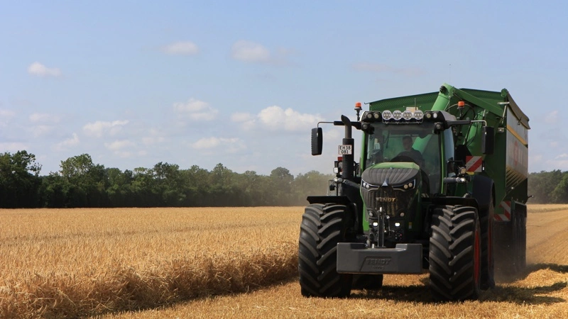 Ved HSH Agro er det som hovedregel kun sneglevognen, der kører i marken. Det handler om marktryk og om høstlogistik. Det er primært lastbiler, der kører kornet fra marken. Fotos: Kasper Stougård
