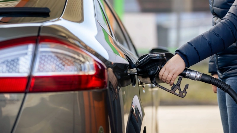 Råolieprisen er faldet, men diesel og benzin følger ikke med ned. Forklaringen er rekordhøje avancer hos raffinaderierne, som æder en stor del af gevinsten fra den billigere olie. Foto: Colourbox