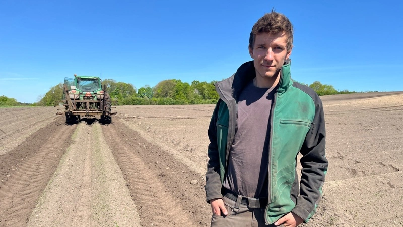 Vindumovergaard vil bygge tre kyllingestalde og producere 1,5 millioner slagtekyllinger som led i et generationsskifte. Her ses Asbjørn de Neergaard. Arkivfoto