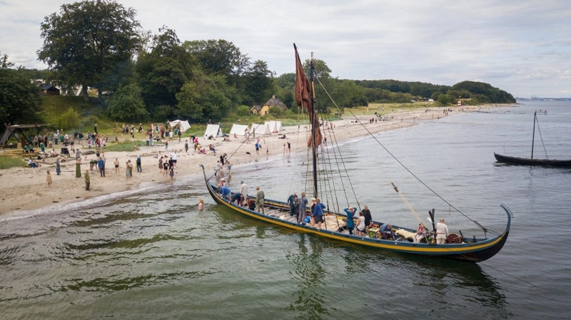 Moesgaard Vikingedage finder sted den 23.–26. juli fra kl. 10-17 på Vikingepladsen ved Moesgaard Strand, Aarhus. Foto: Moesgaard