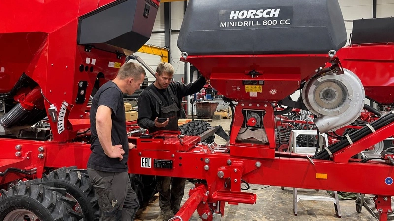 Jacob Grove Henningsen (tv.) og Johan Andreasen hos WekoAgro Machinery i Hammel arbejder med tilpasninger og specialløsninger på Horsch-maskiner. Pressefotos