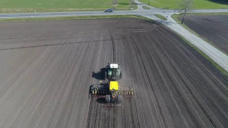 Thorsen-Teknik lancerer en ny redskabsstyring, som skal mindske sidehældspåvirkninger, skævt trækkende redskaber og påvirkninger fra jordens forskellige boniteter via GPS-styring af både traktor og redskab. Pressefoto
