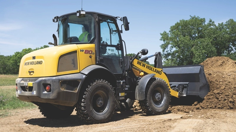 New Holland udvider D-serien med de kompakte hjullæssere W70D, W80D og W80D Long Reach. Maskinerne er relevante til landbrugsopgaver som foderhåndtering, staldarbejde, pallegods og materialeflytning på gårdspladsen. Her ses W80D med skovl i arbejde. Pressefoto