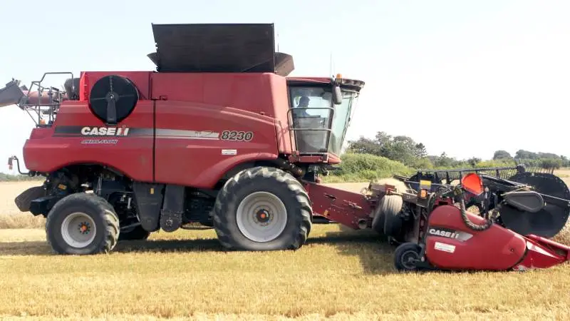 Fødevareminister Mogens Jensen betegnede det som en fantastisk oplevelse at køre den store Case IH-mejetærsker. Foto: Lasse Ege Pedersen