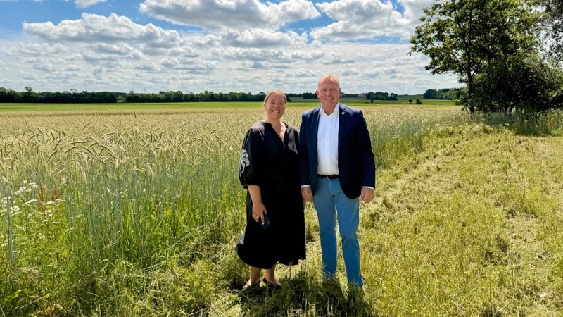 Klimakoordinator Gitte Vestergaard Christensen og borgmester Per Bach Laursen (V) ved Gundestrupgaard, som skal danne ramme om Vesthimmerlands Kommunes nye projekt for plantebaserede fødevarer og grøn erhvervsudvikling. Foto: Vesthimmerlands Kommune